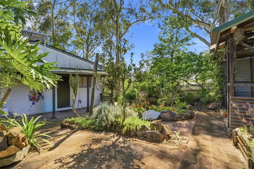 Narara 2Kwarto TWO BEDROOM SINGLE LEVEL HOME ON LEAFY CORNER BLOCK IN QUIET STREET - RENOVATE OR START AGAIN!