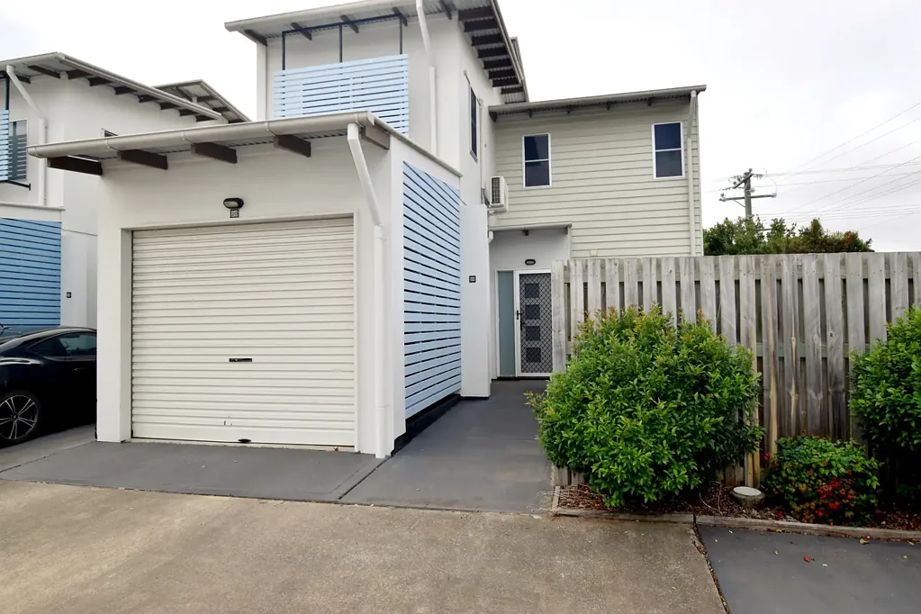 EXECUTIVE TOWNHOUSE … POOL, COURTYARD, GARAGE, 2 BATHROOMS