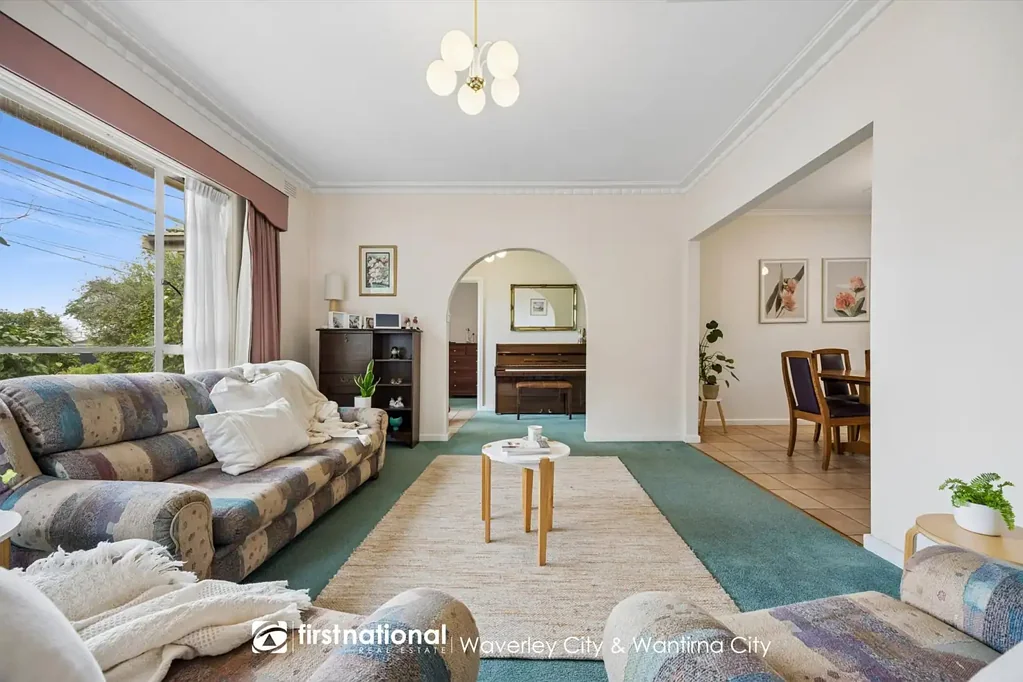 Mount Waverley 4कमरा Ideal family home and location, Ready to move in, or Perhaps rental out now, Development later