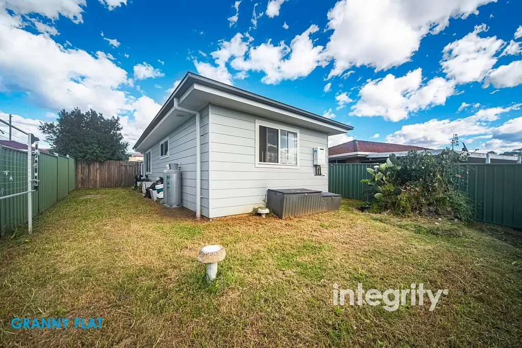 Nowra 5Phòng ngủ dual-income opportunity with outstanding investment appeal