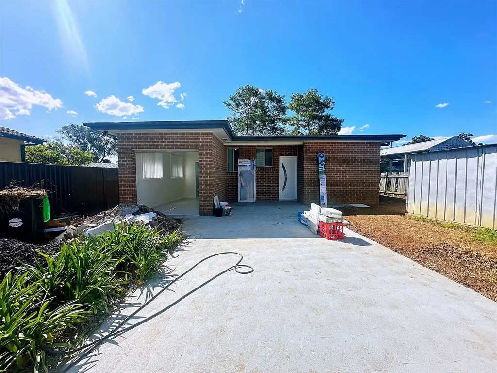 Water Included!!! Stunning  2 Bedrooms & 2 Bathrooms Granny Flat in Excellent Location