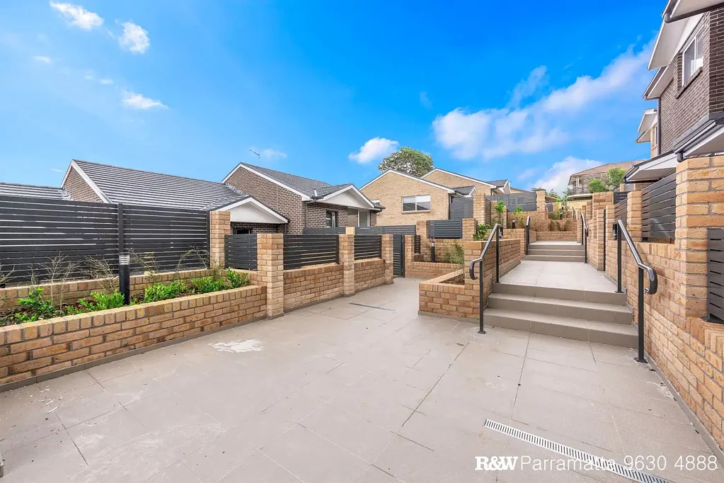MODERN 3 BEDROOM TOWNHOUSE