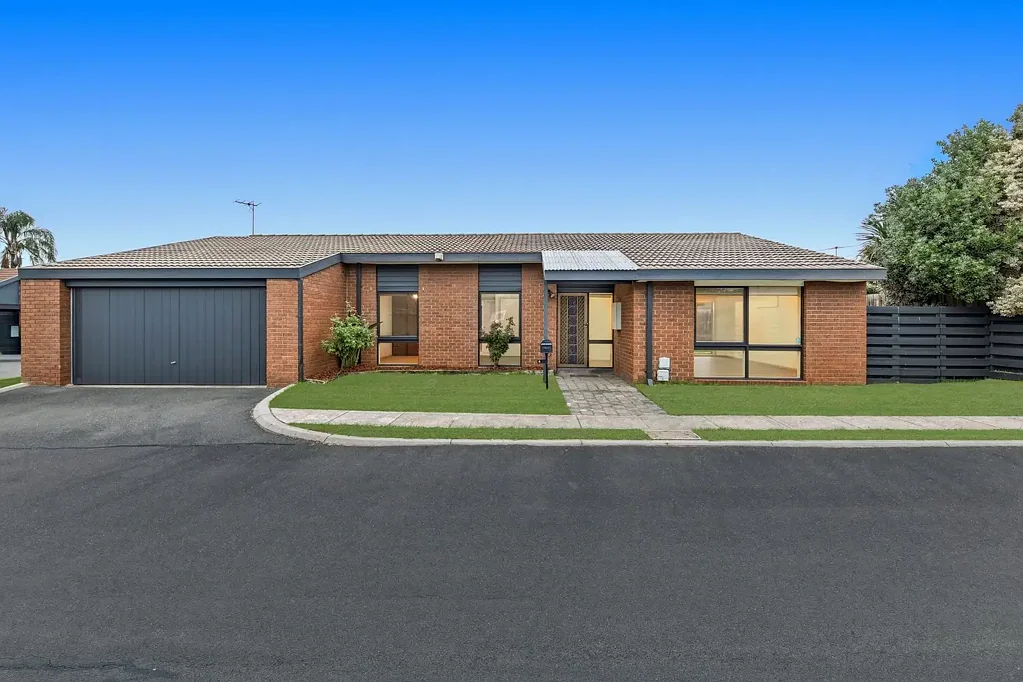 Keysborough 3房 学区房便利交通 低维护砖外墙 开放式布局 厨房浴室翻新 私人庭院娱乐 双车库带存储 安静死巷位置 The Brief: Light-filled, open-plan home with vaulted ceilings and modern finishes
