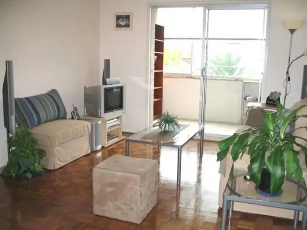 LOVELY TWO BEDROOM APARTMENT IN GREAT LOCATION