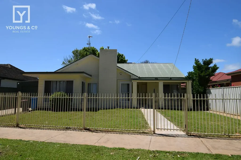 Mooroopna 4 Bedroom Central Weatherboard Home – Walk to Everything!