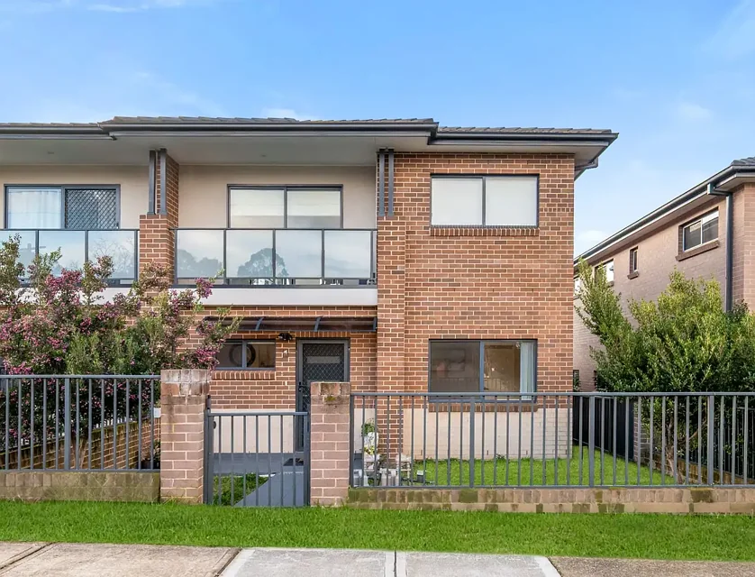1/26-28 Third Avenue, Macquarie Fields, NSW 2564, 3房, 2浴, 独立屋