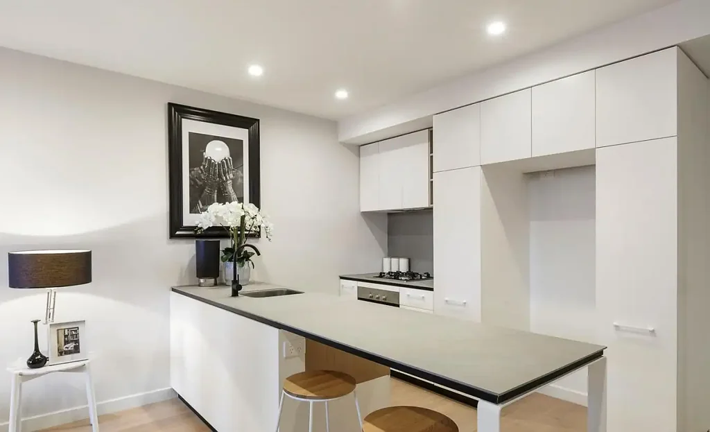 Large Two Bedroom Apartment In The Heart Of Martin Street!!
