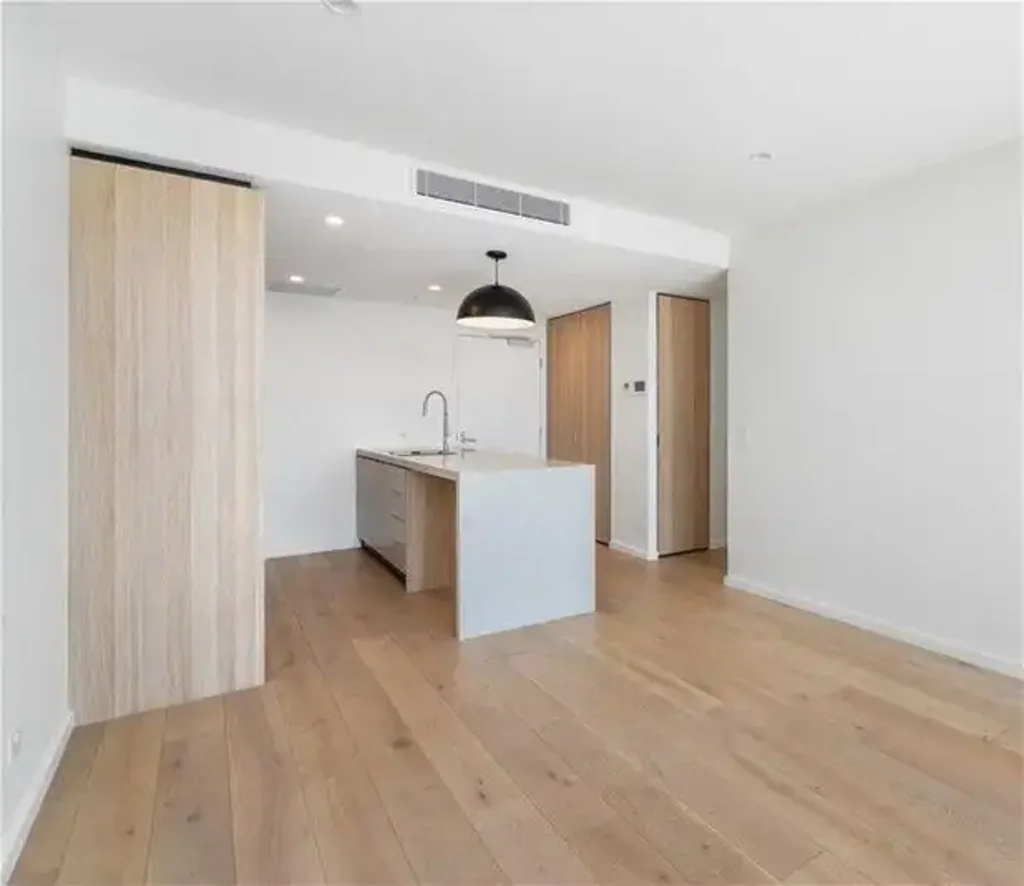 Modern 2 Bedroom Apartment in South City Square Available NOW