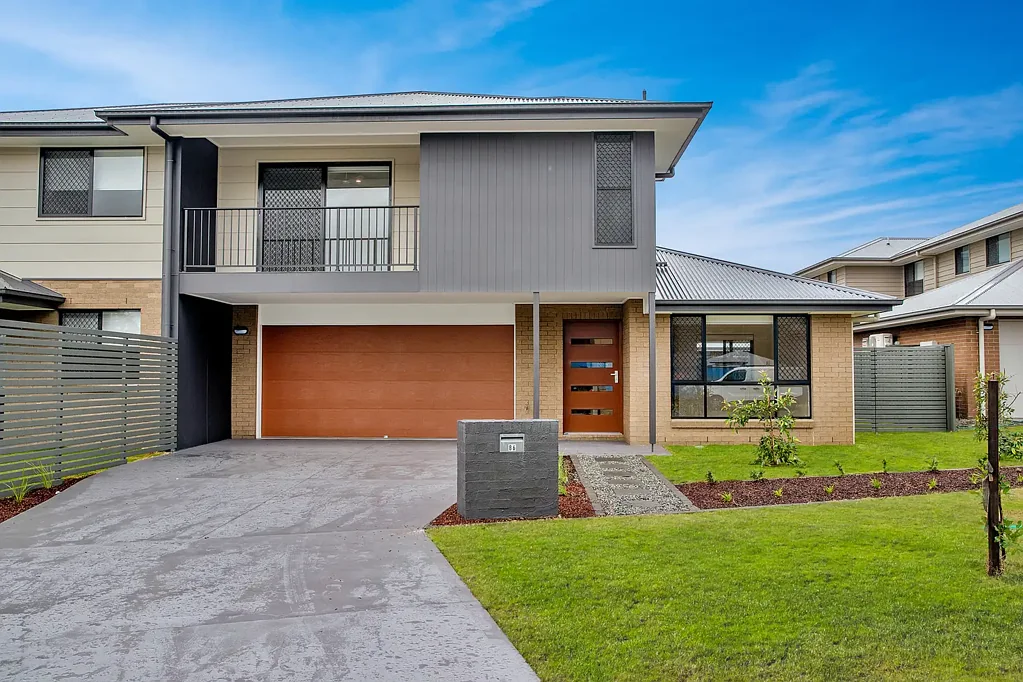 Dual level townhouse in Coastal Suburb