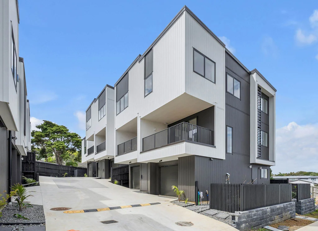 Hillpark 3Moenga PRICE REDUCED CCC & TITLE ISSUED MOVE IN NEXT WEEK