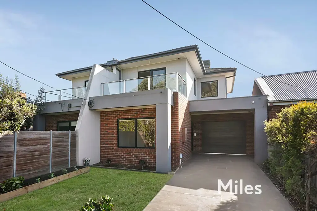 MODERN TOWNHOUSE IN IDEAL LOCATION
