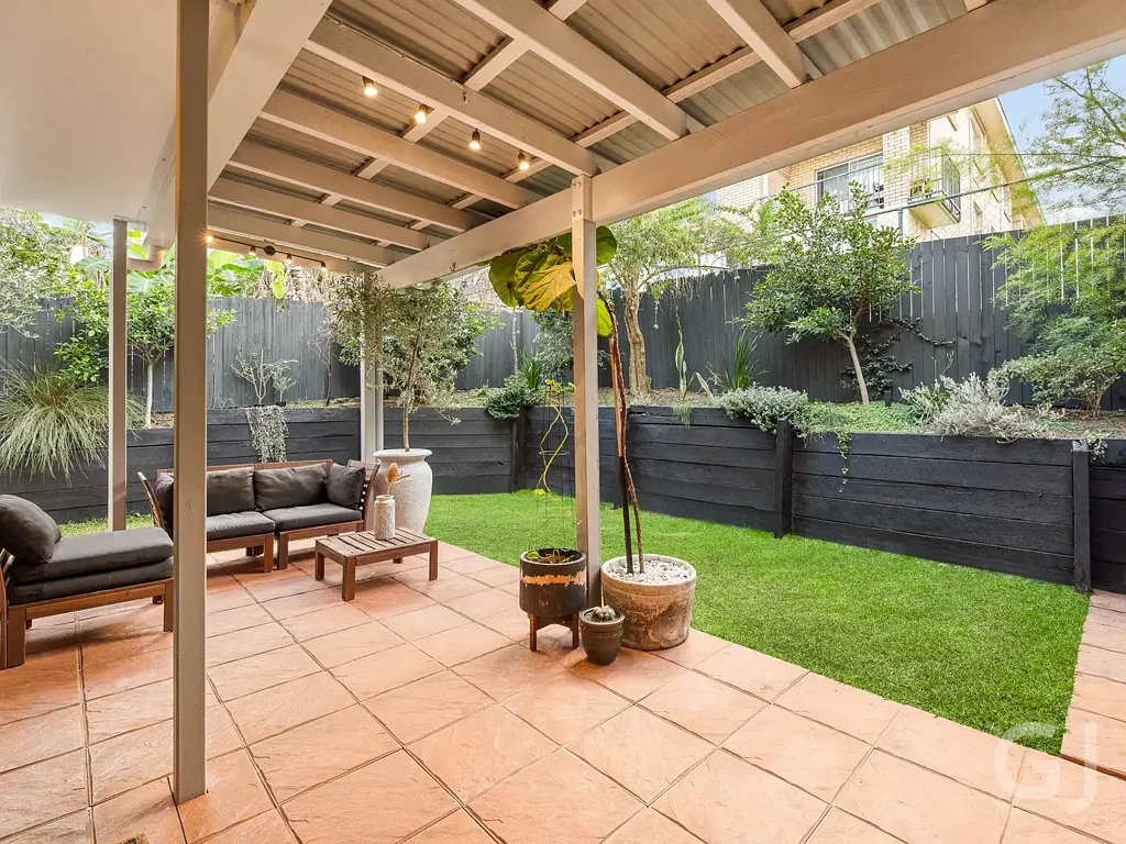 Lutwyche 2房 带宽敞庭院的稀有底层公寓 Rare Ground Floor Apartment with an Expansive Courtyard