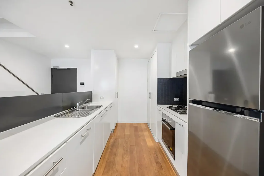 Modern split level apartment in the heart Crows Nest