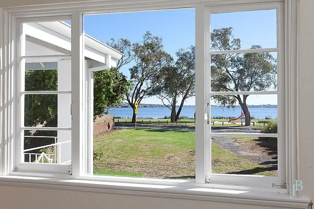 Applecross 2غرفة نوم Uninterrupted River Views & Unrivalled Potential on a Generous Block!