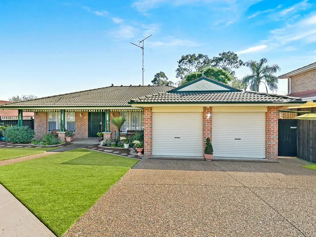 Quakers Hill 4房 娱乐者的梦想 - 朝北后院 Entertainers Dream - North Facing Backyard