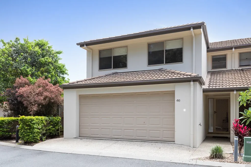 Beautiful Double Garage Townhouse