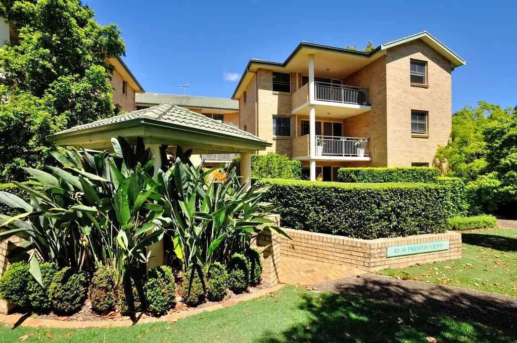 Bright & Spacious Top-Floor Apartment in Ideal Locale