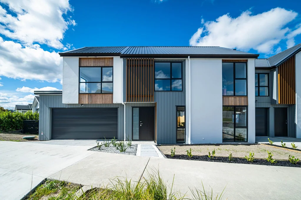 Huapai 4房 Huapai 4房联排，全新现代大户型联排，知名建筑商Stonewood Homes精心打造，10年Master Build质保。 近商圈Westgate，Northwest购物中心，Costco。时尚新区，环境怡然。