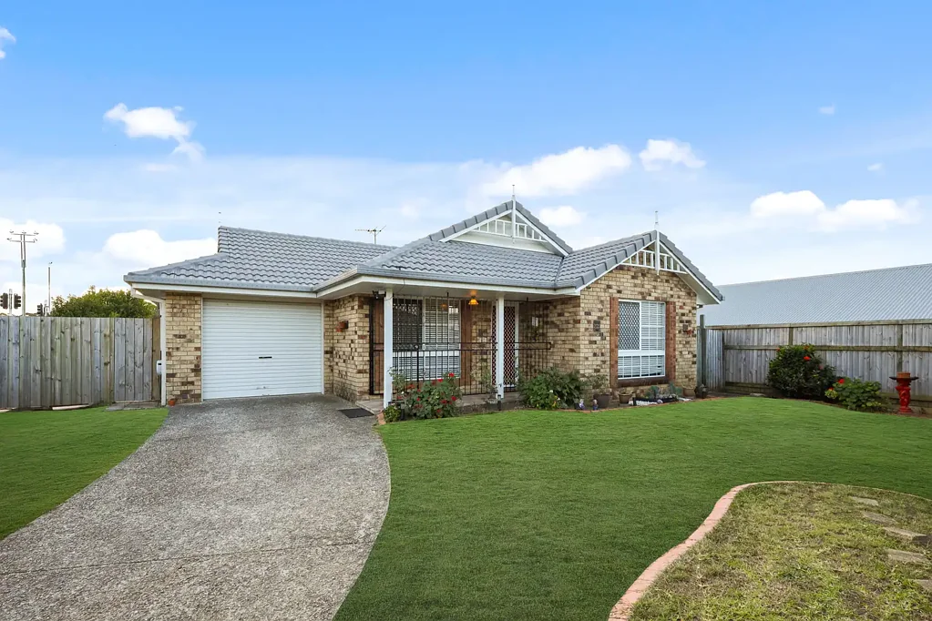 Taigum 3房 宽敞布局实用  开放式起居用餐  厨房带洗碗机储物  主卧步入式衣帽间  翻新套件家庭浴室  带顶户外用餐区  步行公交学校购物 UNDER CONTRACT