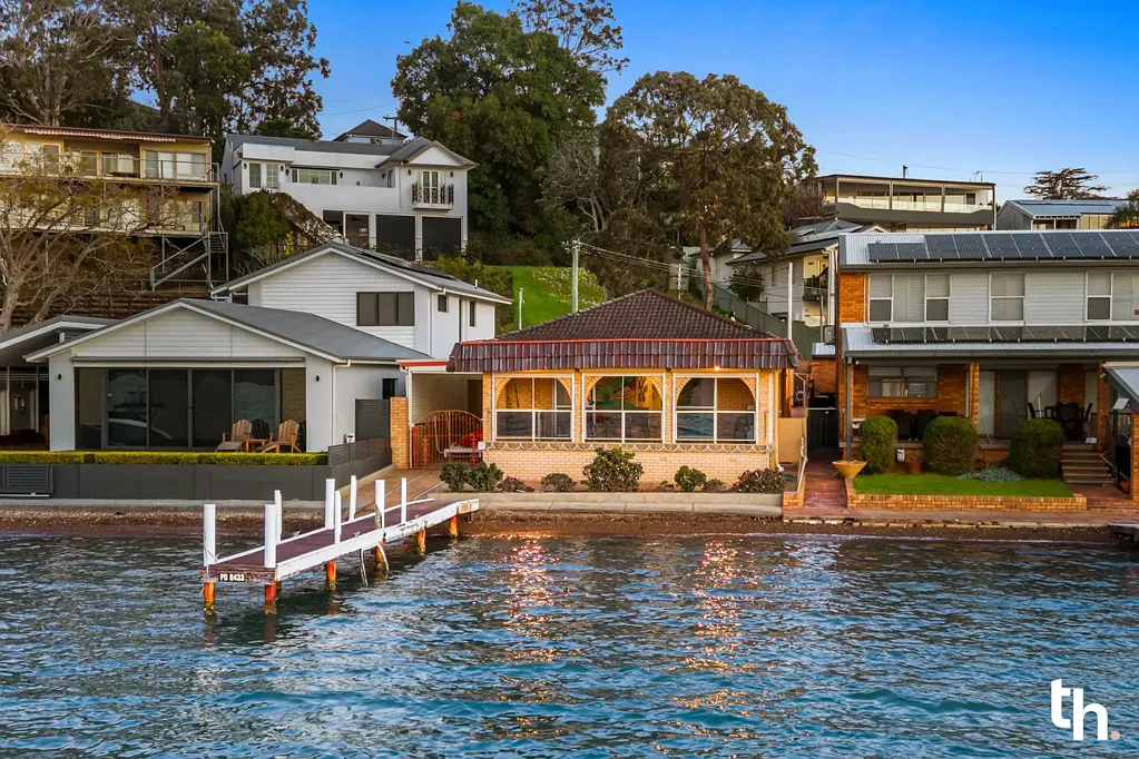 Eleebana 3房  Waterfront Home with Jetty and Boat Slip? Yes Please.