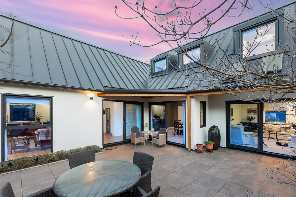 Fendalton 3ห้องนอน Reclad, Reroofed & Renovated!