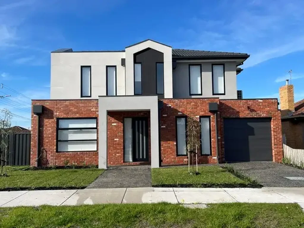 LOCATION MATTERS!!!!! 300m from train station and Lalor shops
