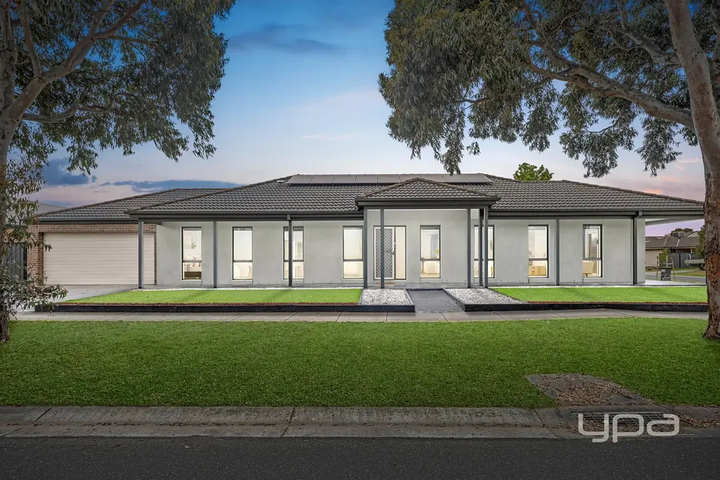 Point Cook 4房 Point Cook中心 536㎡拐角地块 四卧主卧套 现代厨房 双车库 低维护花园 开发潜力 Corner Charm with Endless Potential in the Heart of Point Cook !!