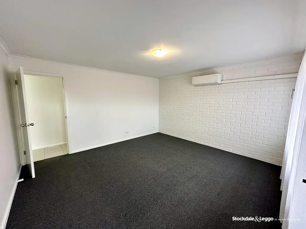 TWO BEDROOM UNIT CLOSE TO PUBLIC TRANSPORT