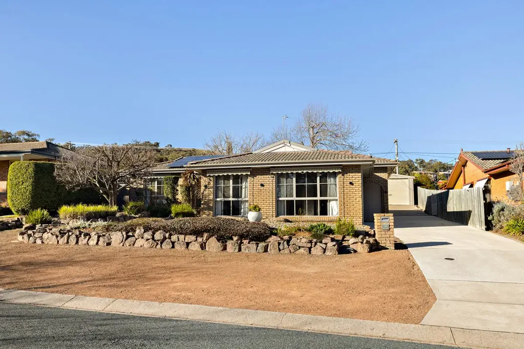 Wanniassa 4房  Delightful family home with extra-large garage