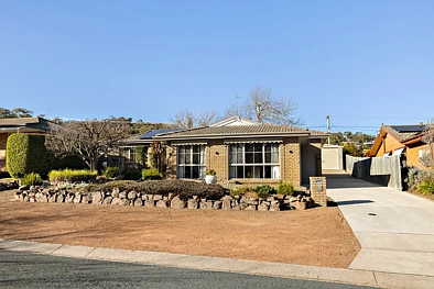 Wanniassa 4房  Delightful family home with extra-large garage