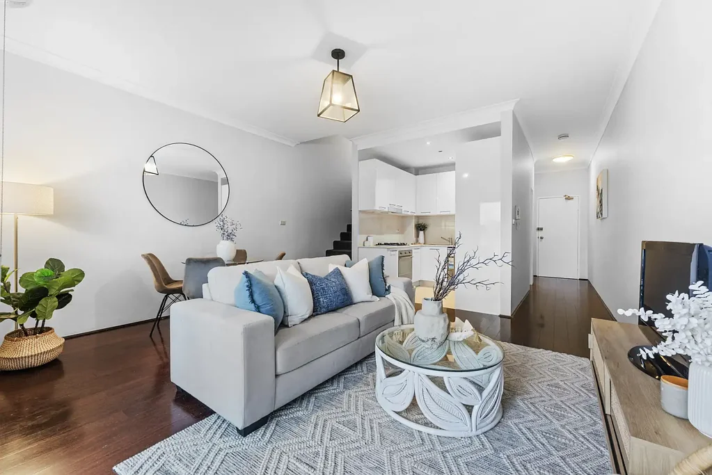Five Dock 2房 Five Dock黄金地段的轻松双层生活 Easy Two-Level Living in a Prime Five Dock Setting