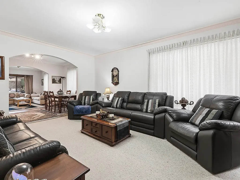 Sans Souci 3कमरा Spacious original residence offers vast potential