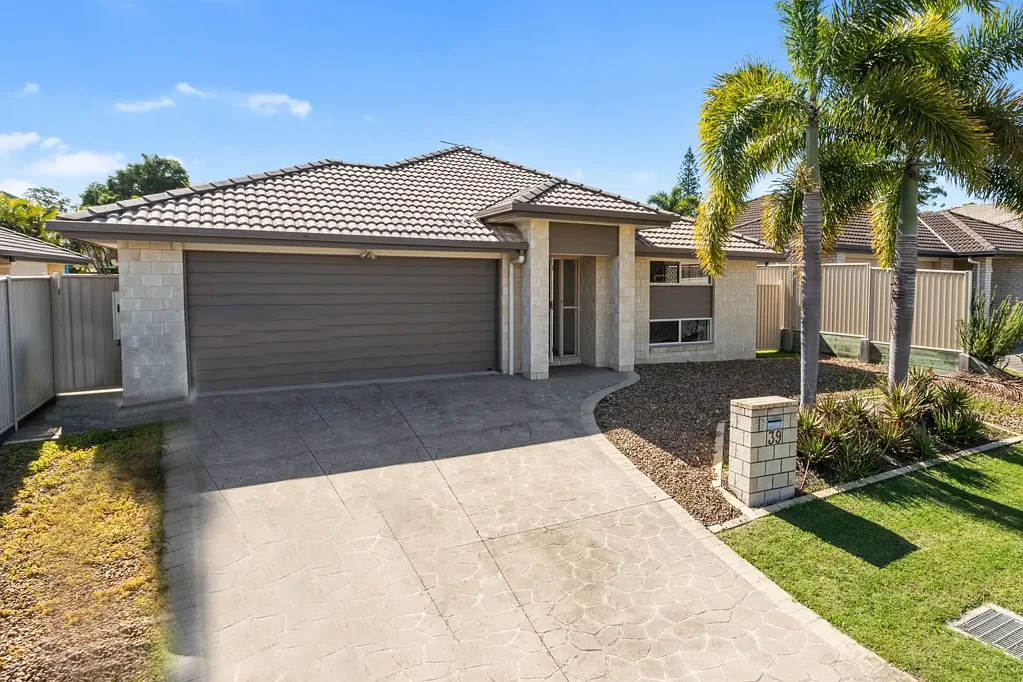 Modern and Convenient Family Living in Wynnum West!