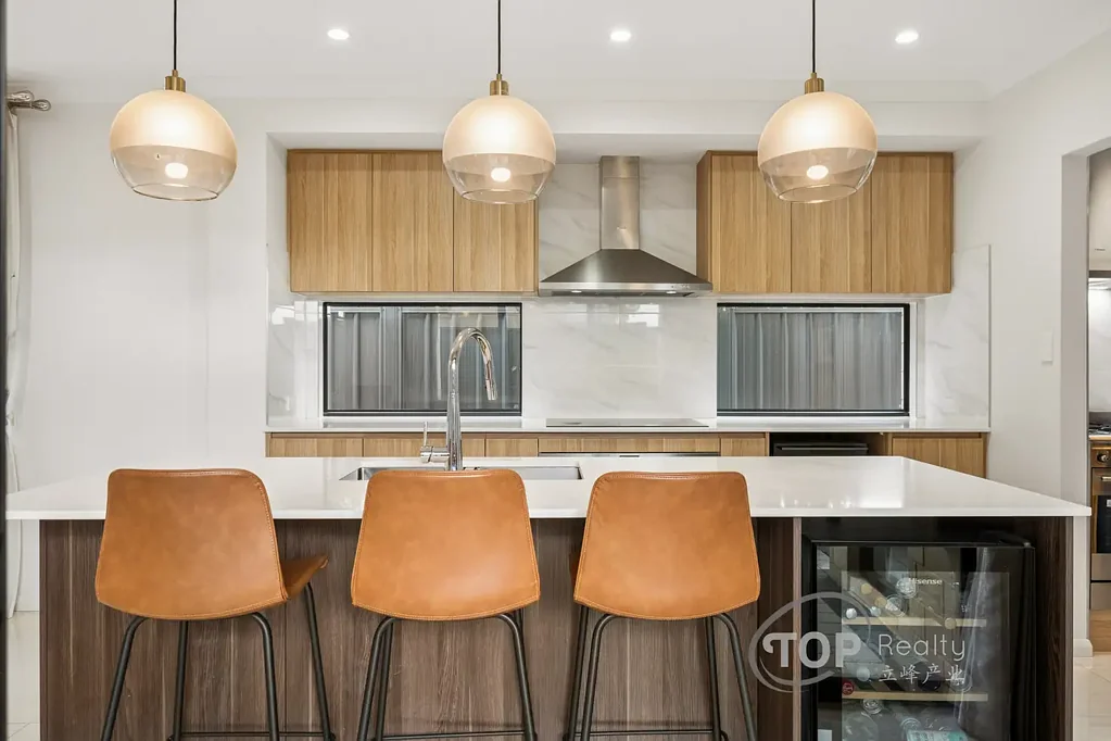 Willetton 5房  PRICED TO SELL! CIRCA 2021 BUILT GREEN TITLE STREET FACING MODERN LUXURY HOME