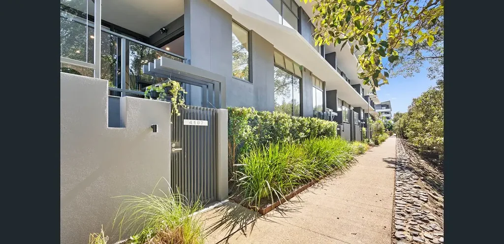Luxury Riverside Living with Expansive Terrace
