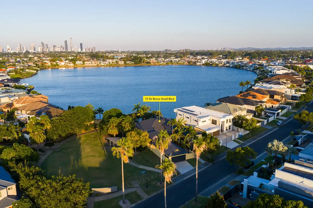 Benowa 4房  Prestige Waterfront Living in Benowa Waters on 1061m2 - East to Water -  First time offered for sale!