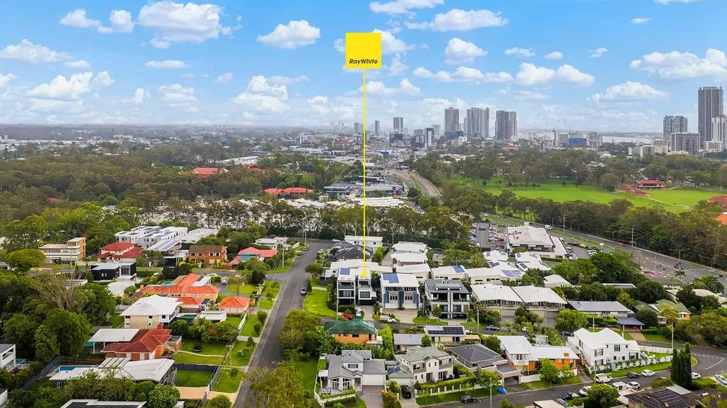 Southport 4房  Duplex In TSS Precinct - Magnificent Skyline & Hinterland Views