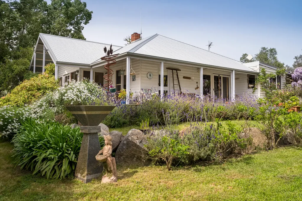 Violet Town  Spectacular Property at the foothills of the Strathbogies
