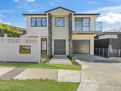 Pukekohe 5房  Brand-New Home With 2 Kitchens!