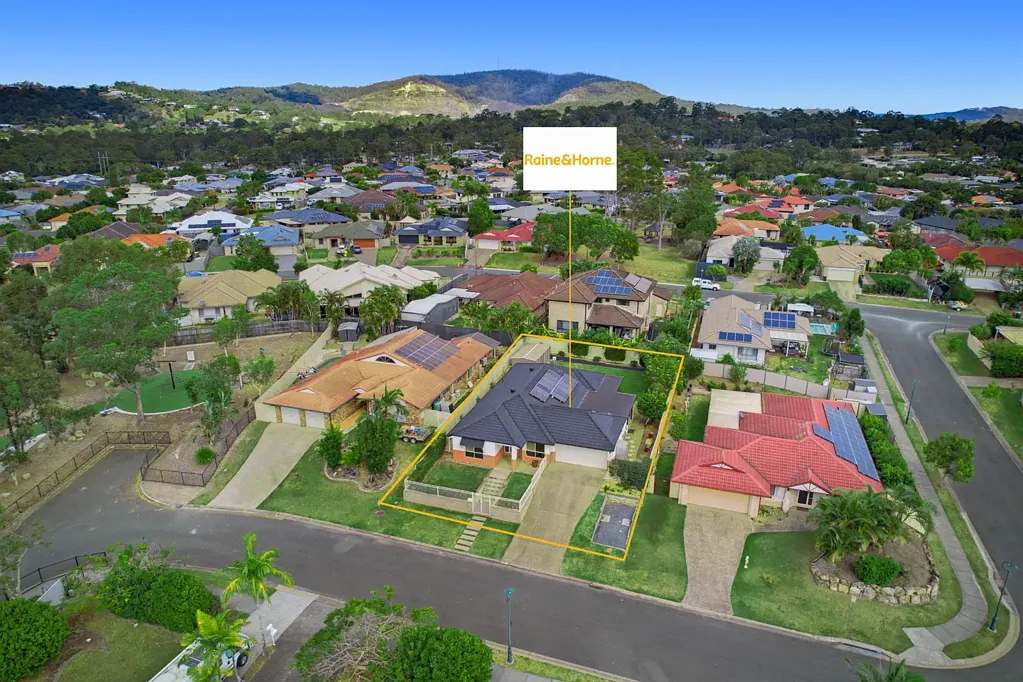 Ormeau 4બેડરૂમ Rare Easement-Free 700m² Block with a Family Home to Match!