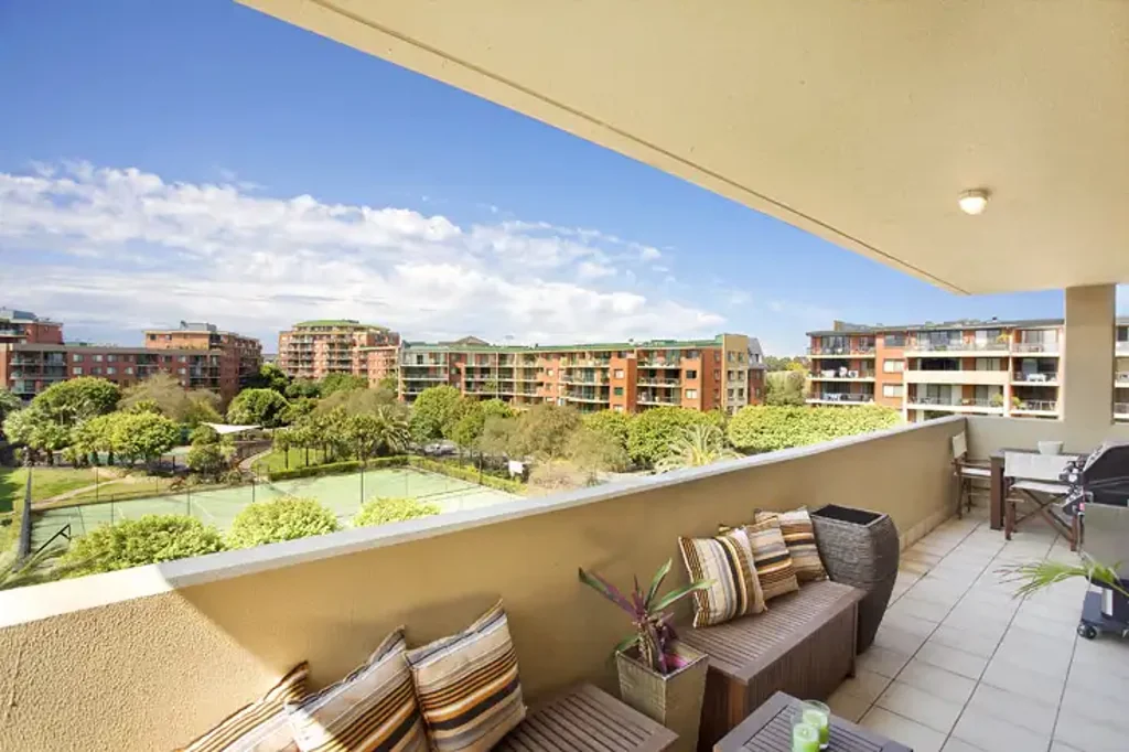 Spacious Apartment With Leafy Outlook