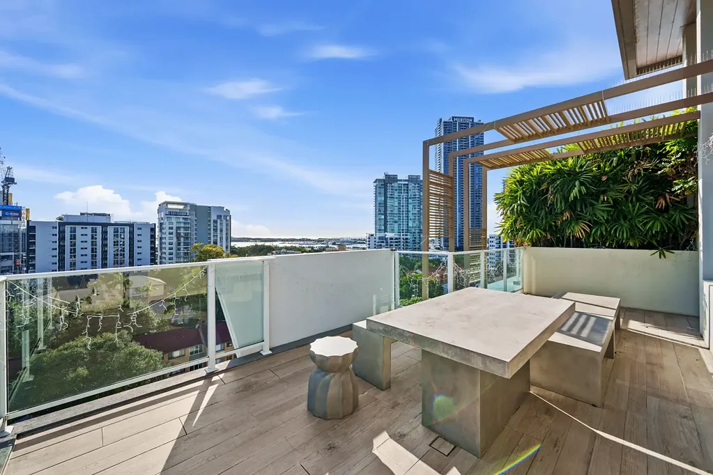 Southport 2 Slaapkamer VACANT MUST BE SOLD - OVERSIZED GROUD FLOOR WITH SPACIOUS INDOOR-OUTDOOR LIVING