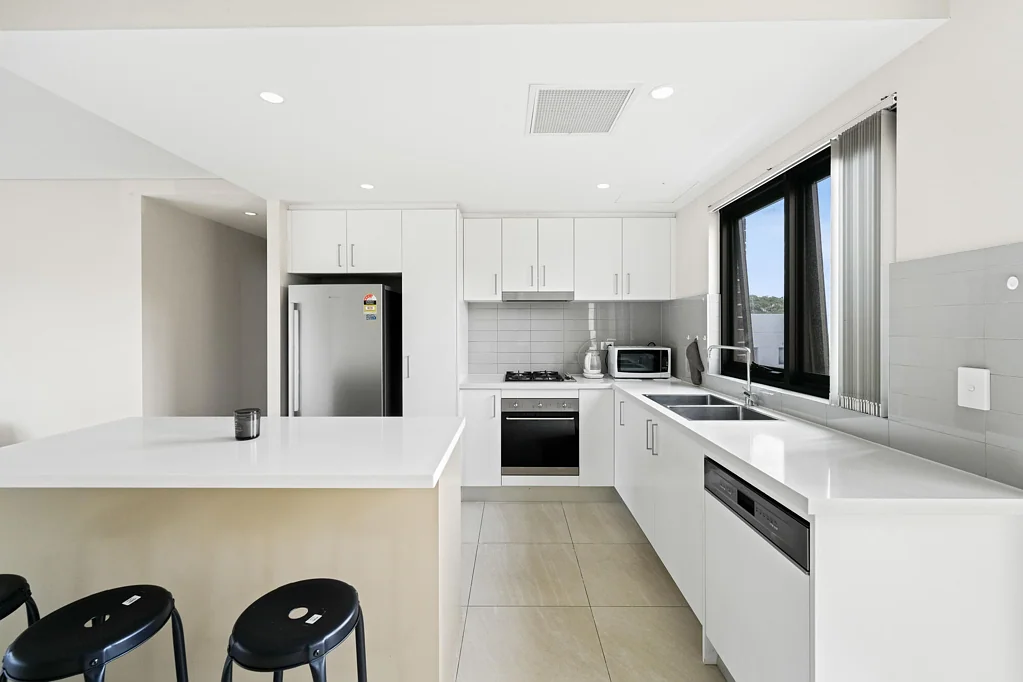 3-Bedroom Apartment with District Views in the Heart of Petersham