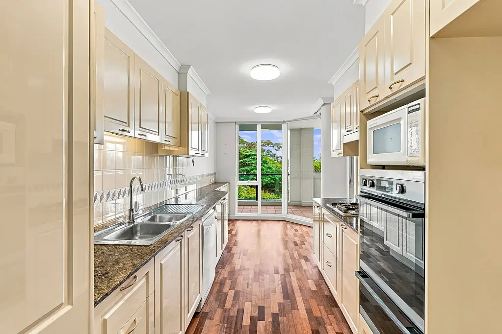 Luxurious, stunning apartment with new carpet!