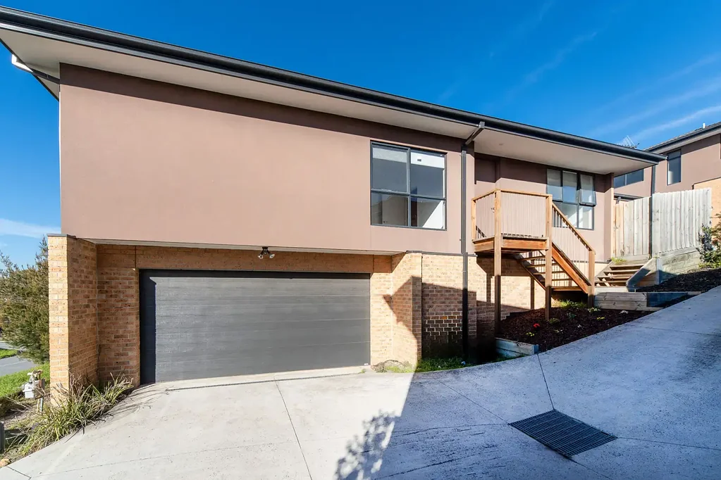 Carrum Downs 4房 4卧3卫精装宅 开放式厨餐区 私人庭院采光足 分体空调管道暖 双车库安全停 All Boxes Ticked!