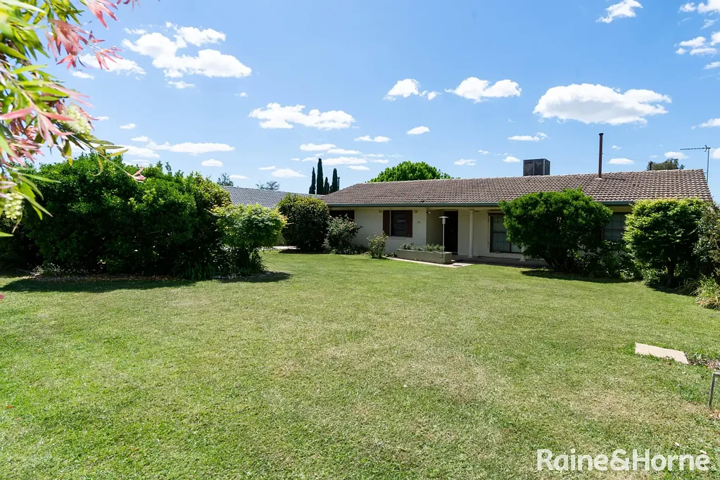 LAKE SIDE LIVING- Lawn & garden maintenance included