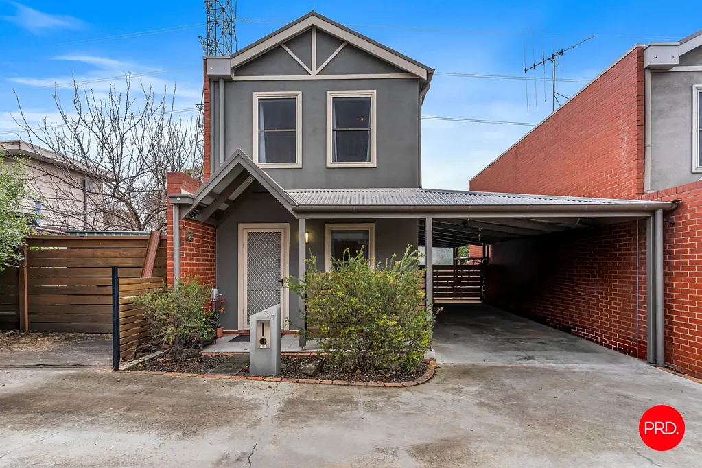 Golden Square 2房  Contemporary Townhouse in Tucked-Away Court