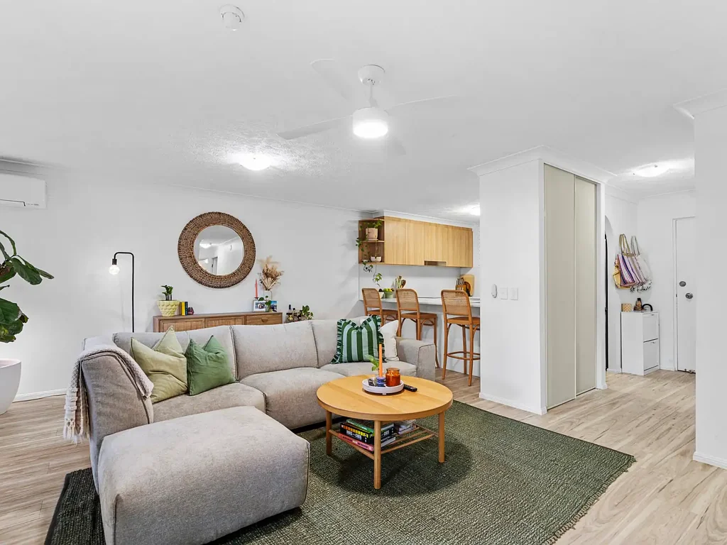 Burleigh Heads 3 Bedroom Ground Floor 3-Bedroom Gem in the Heart of Burleigh Heads !