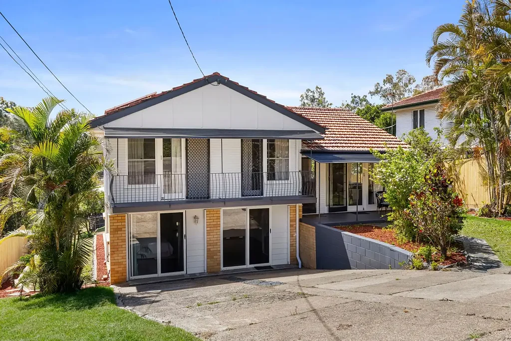 Mount Gravatt East 3 Slaapkamer Elevated Post-War Home with Suburban Outlook