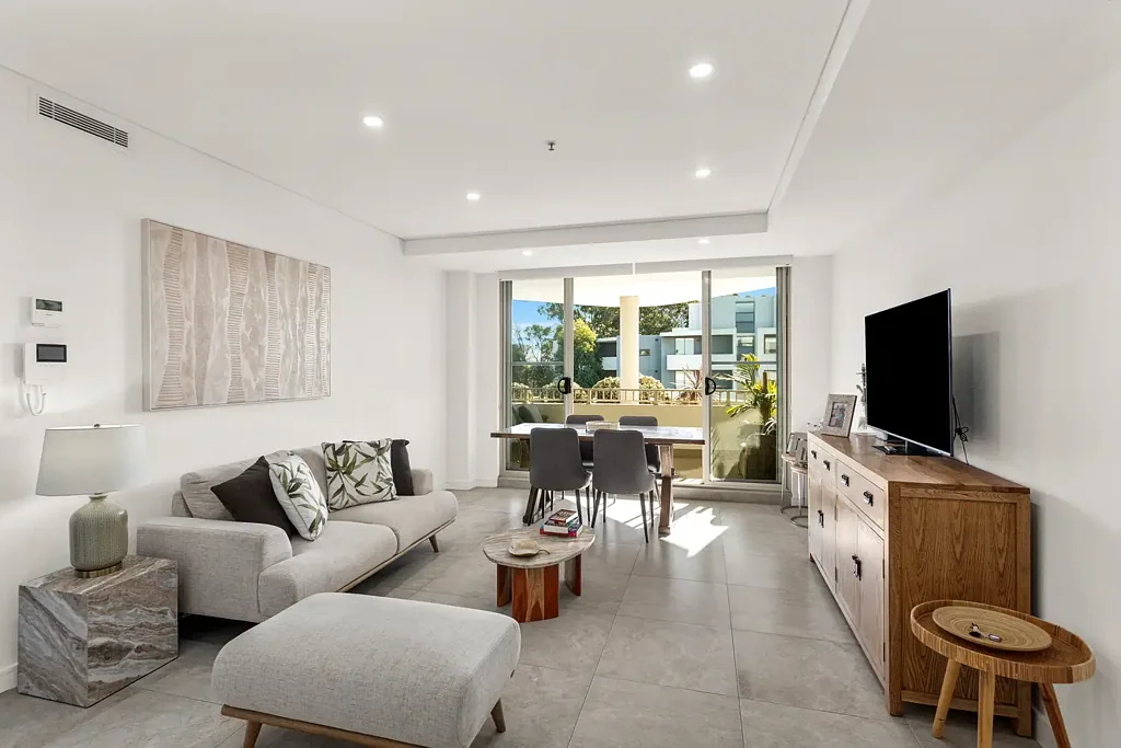 Expansive Low Maintenance Living & Convenience